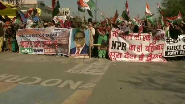 Shaheen Bagh Protesters begin march towards Home Minister Amit Shahs residence Shaheen Bagh Protesters begin march towards Home Minister Amit Shahs residence