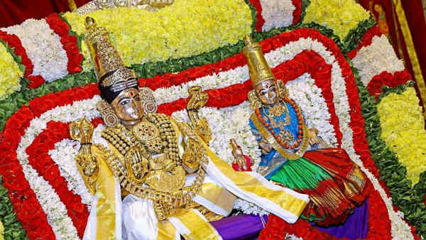சிவபெருமானுக்கு அபிஷேகம்