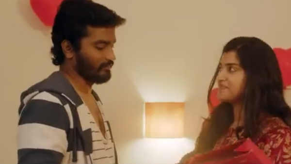 மனைவி மடியில் பலூன்