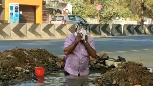 Social activist in Tiruppur took bath in a pit filled with drinking water Social activist in Tiruppur took bath in a pit filled with drinking water