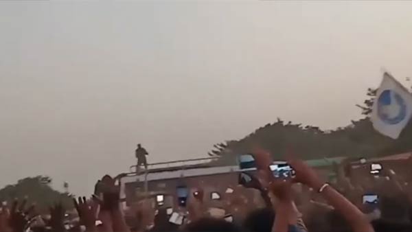 வேன் மீது விஜய்