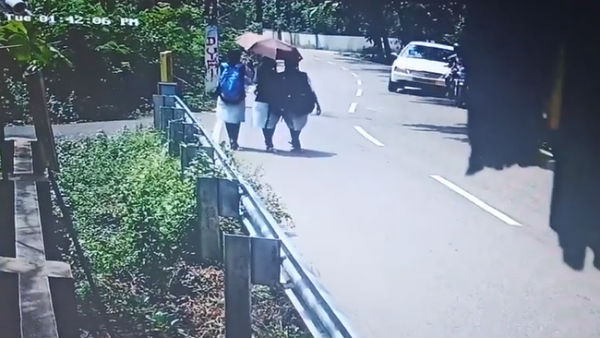 Kerala alapuzha car accident: Overspending car rams into students ; 8 injured Kerala alapuzha car accident: Overspending car rams into students ; 8 injured