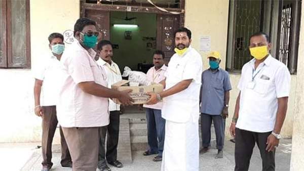 தானே சமைக்கிறார்