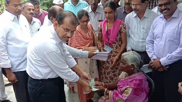 andhra govt distributed 37.5 lakh pensions on the first day of March at the door steps of beneficiaries andhra govt distributed 37.5 lakh pensions on the first day of March at the door steps of beneficiaries