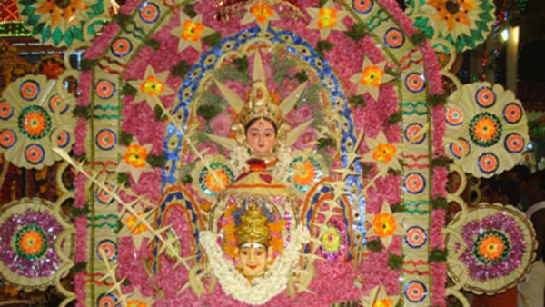 Masi Kodai vizha Women in Mandaikadu Bhavathi Amman Temple worship with Pongal Masi Kodai vizha Women in Mandaikadu Bhavathi Amman Temple worship with Pongal