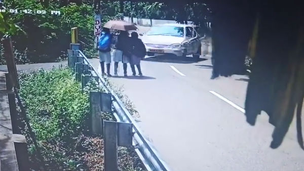 Kerala alapuzha car accident: Overspending car rams into students ; 8 injured Kerala alapuzha car accident: Overspending car rams into students ; 8 injured