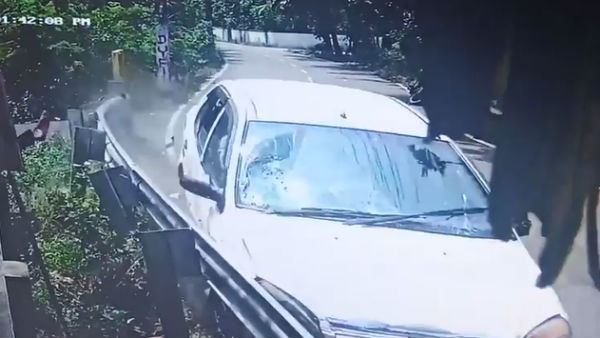 Kerala alapuzha car accident: Overspending car rams into students ; 8 injured Kerala alapuzha car accident: Overspending car rams into students ; 8 injured