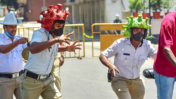 coronavirus: karnataka police uses coronavirus helmet and creates awareness of the virus coronavirus: karnataka police uses coronavirus helmet and creates awareness of the virus