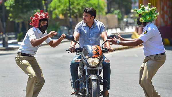 coronavirus: karnataka police uses coronavirus helmet and creates awareness of the virus coronavirus: karnataka police uses coronavirus helmet and creates awareness of the virus