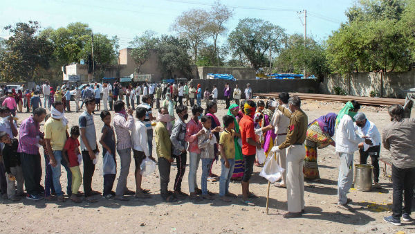 Coronavirus Lockdown: CRPF distributes food to migrant workers in Greater Noida Coronavirus Lockdown: CRPF distributes food to migrant workers in Greater Noida