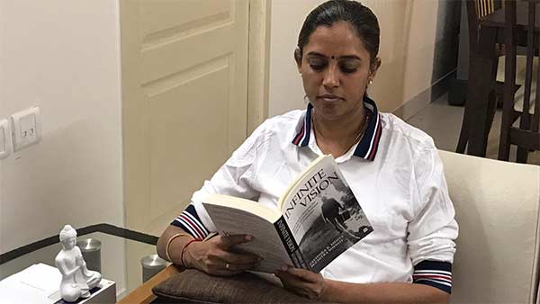 Jothimani says in her tweet that she is reading books on Janata Curfew Jothimani says in her tweet that she is reading books on Janata Curfew