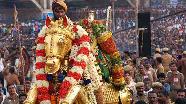 அழகரை ஆனந்தமாக தரிசிக்கும் பக்தர்கள்