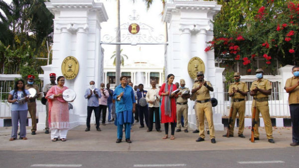 Governor Kiran bedi and Chief Minister V.Narayanasamy applaud the staff involved in coronavirus prevention Governor Kiran bedi and Chief Minister V.Narayanasamy applaud the staff involved in coronavirus prevention