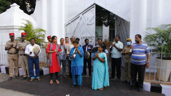 Governor Kiran bedi and Chief Minister V.Narayanasamy applaud the staff involved in coronavirus prevention Governor Kiran bedi and Chief Minister V.Narayanasamy applaud the staff involved in coronavirus prevention