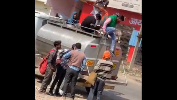 வீட்டுக்கு வெளியே