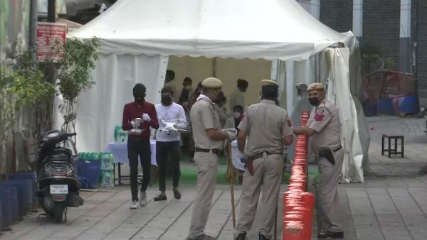 Delhi Police Cordon Off Nizamuddin Area as People Show Coronavirus Symptoms Delhi Police Cordon Off Nizamuddin Area as People Show Coronavirus Symptoms