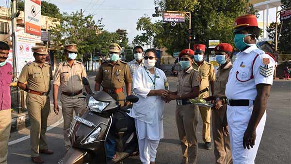 Puducherry police congratulate doctors with a roses Puducherry police congratulate doctors with a roses