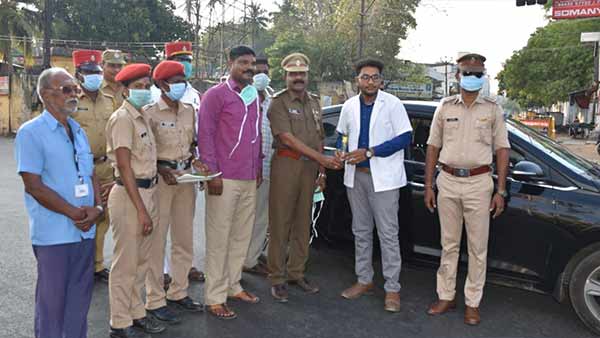 Puducherry police congratulate doctors with a roses Puducherry police congratulate doctors with a roses