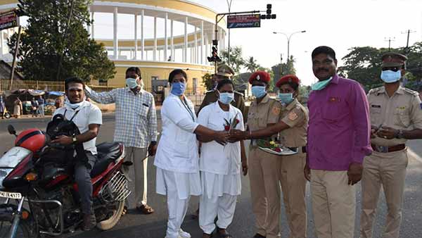 Puducherry police congratulate doctors with a roses Puducherry police congratulate doctors with a roses