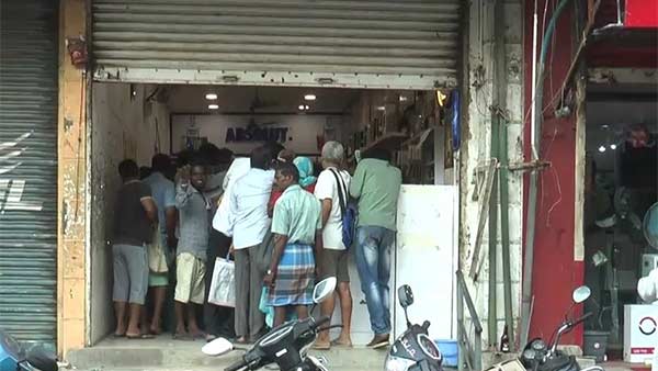 Crowds in Puducherry liquor shops regarding curfew Crowds in Puducherry liquor shops regarding curfew