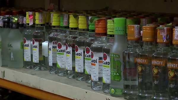 Crowds in Puducherry liquor shops regarding curfew Crowds in Puducherry liquor shops regarding curfew