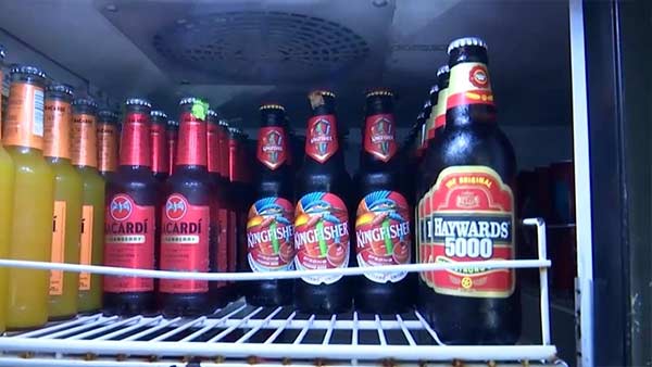 Crowds in Puducherry liquor shops regarding curfew Crowds in Puducherry liquor shops regarding curfew