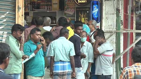 Crowds in Puducherry liquor shops regarding curfew Crowds in Puducherry liquor shops regarding curfew
