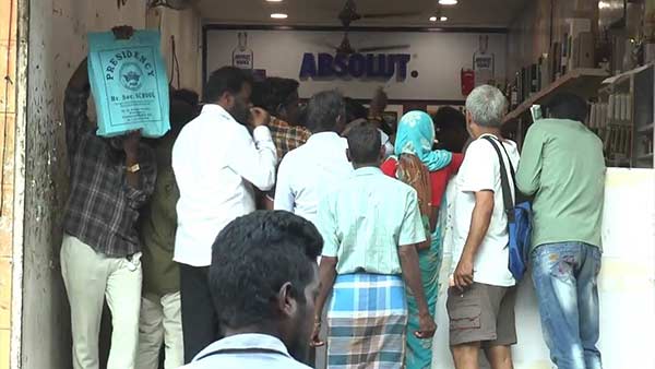 Crowds in Puducherry liquor shops regarding curfew Crowds in Puducherry liquor shops regarding curfew