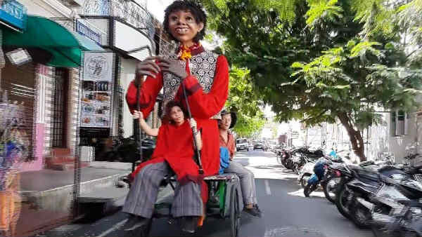 வித்தியாசமான பொம்மைகள்
