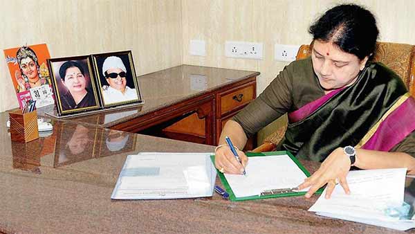 Sasikala sent a greeting card from bangalore parapana aghragara jail Sasikala sent a greeting card from bangalore parapana aghragara jail