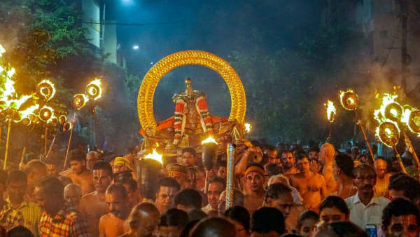 பக்தர்கள் தீர்த்தவாரி