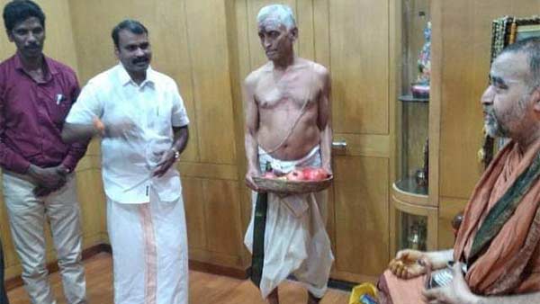 tamil nadu bjp leader murugan meet kanji sankarachariyar Vijayendra Saraswati Swamigal tamil nadu bjp leader murugan meet kanji sankarachariyar Vijayendra Saraswati Swamigal