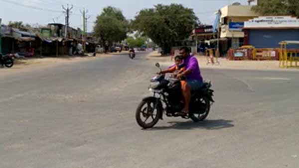 இயல்பாக உள்ள கிராமத்தினர்