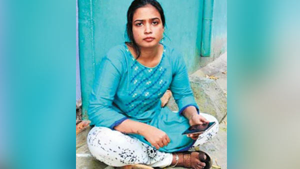 woman sits on dharna in front of husbands house in chennai woman sits on dharna in front of husbands house in chennai
