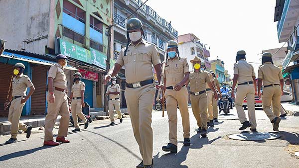 காவல்துறையினர் மீது தாக்குதல்