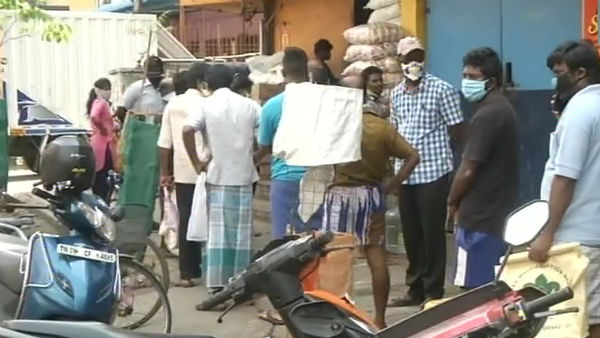 People have been throng towards provision stores in Chennai People have been throng towards provision stores in Chennai