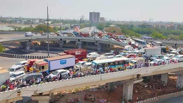 Huge traffic jam witnessed at Padi flyover in Chennai due to checking at a police checkpoint Huge traffic jam witnessed at Padi flyover in Chennai due to checking at a police checkpoint