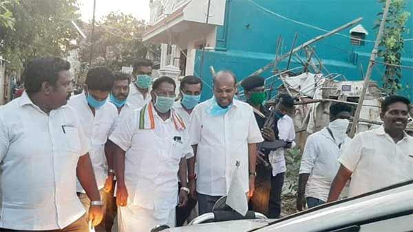 Chief Minister Narayanasamy defies curfew Chief Minister Narayanasamy defies curfew