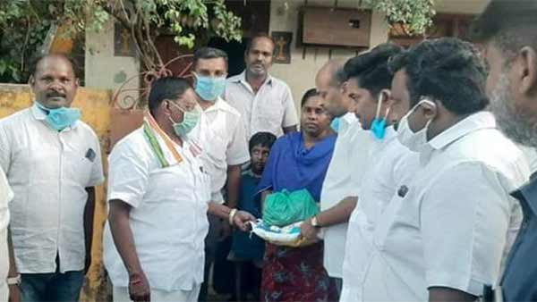 Chief Minister Narayanasamy defies curfew Chief Minister Narayanasamy defies curfew