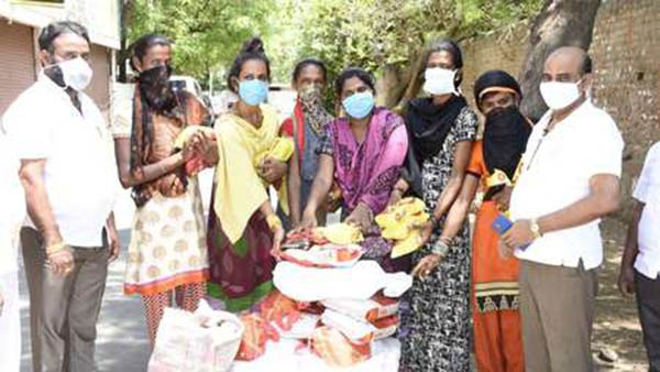 Coronavirus: NGOs distribute Rice to migrant workers in Trichy, Dindigul Coronavirus: NGOs distribute Rice to migrant workers in Trichy, Dindigul