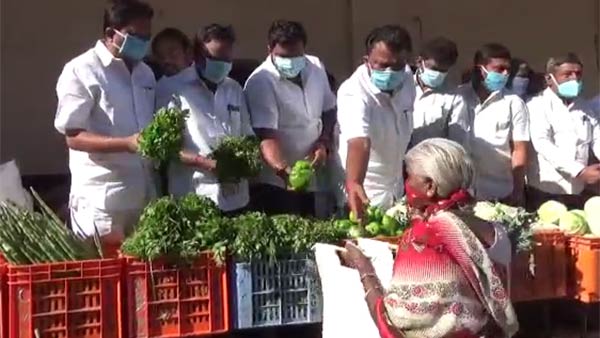 Balakrishna Reddy and AIADMK cadres distribute vegetables in Hosur Balakrishna Reddy and AIADMK cadres distribute vegetables in Hosur