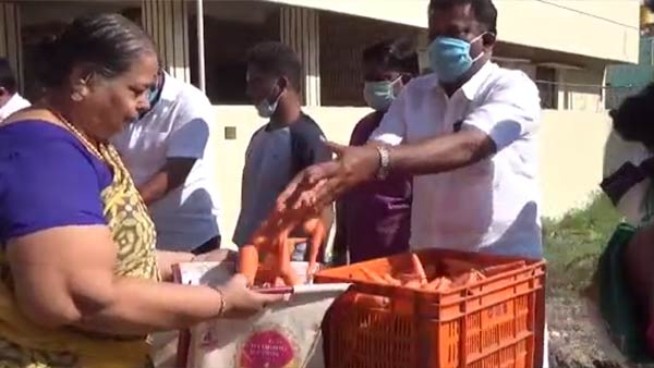 Balakrishna Reddy and AIADMK cadres distribute vegetables in Hosur Balakrishna Reddy and AIADMK cadres distribute vegetables in Hosur
