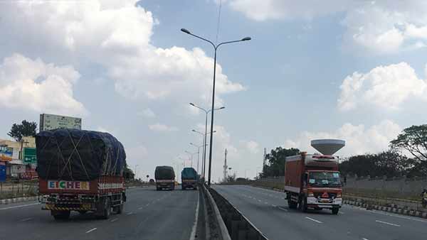 சரக்கு லாரிகளை இயக்குக