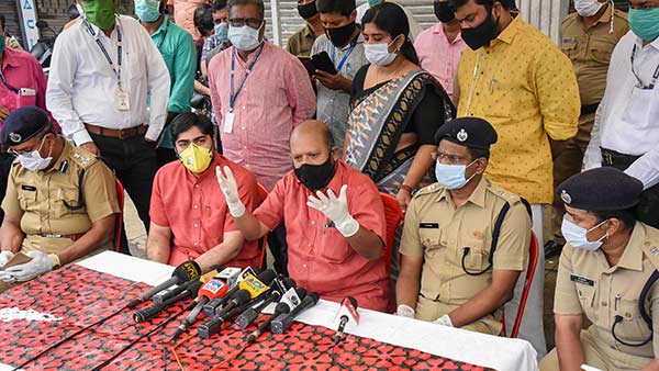 கேரளா: மே இறுதி வரை விமான போக்குவரத்து இல்லை- தேர்வுகளுக்காக மட்டும் பள்ளிகளை திறக்க பரிந்துரை 