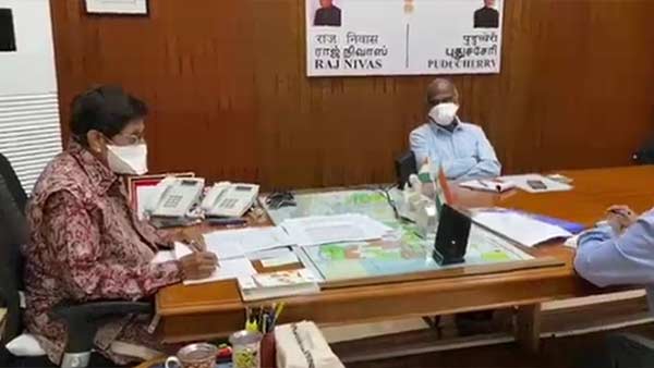Governor Kiran bedi and Chief Minister Narayanasamy clash again Governor Kiran bedi and Chief Minister Narayanasamy clash again