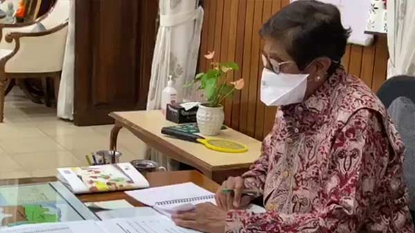 Governor Kiran bedi and Chief Minister Narayanasamy clash again Governor Kiran bedi and Chief Minister Narayanasamy clash again