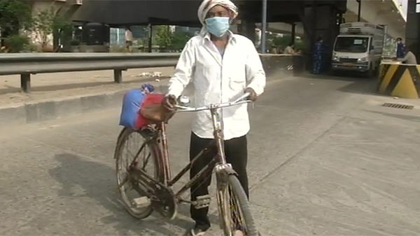 Coronavirus Lockdown: Man on Bicycle Wants to Reach Bihar Coronavirus Lockdown: Man on Bicycle Wants to Reach Bihar
