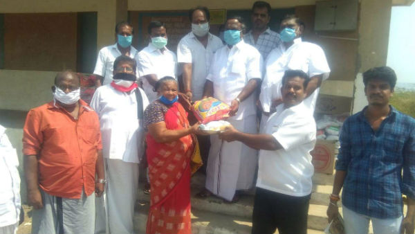 AIADMK former MP R.P.Marutharajaa gives food to Narikuravar community people AIADMK former MP R.P.Marutharajaa gives food to Narikuravar community people