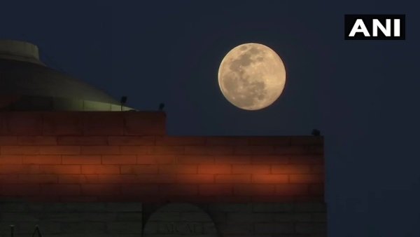 Super Pink Moon that appears in the sky Super Pink Moon that appears in the sky