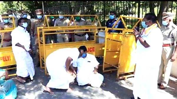 கேட்டை இழுத்து மூடினர்